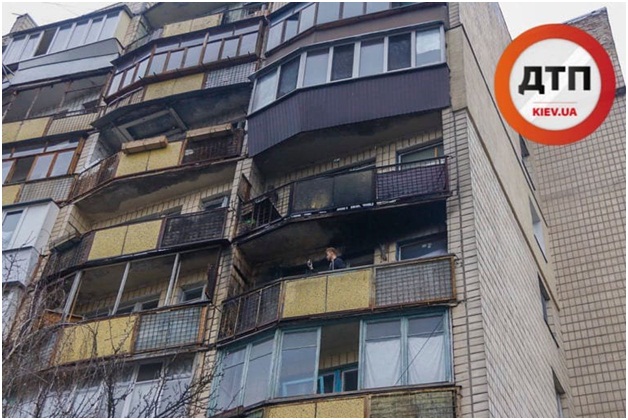 В Киеве на улице Кирилловской произошел пожар в жилом доме