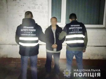 В Чернигове мужчина развращал малолетнюю девочку
