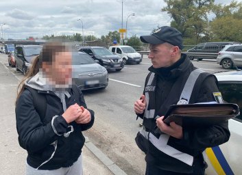 В Киеве мужчина похитил жену приятеля. Появилось видео