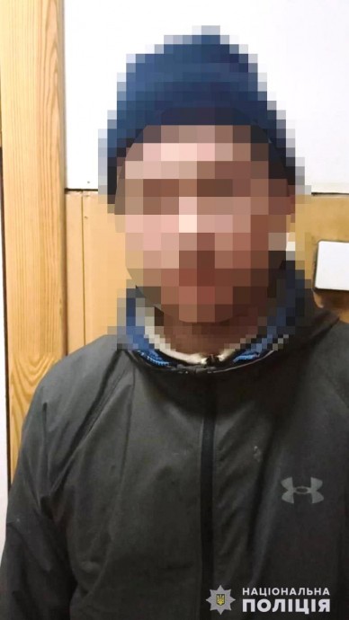 В Киеве мужчина ударил прохожего ножницами