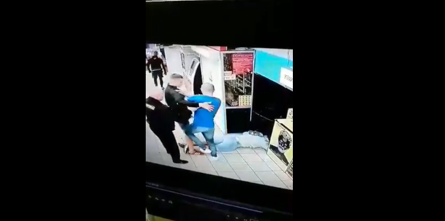 В Киеве в супермаркете избили парня на глазах у охраны
