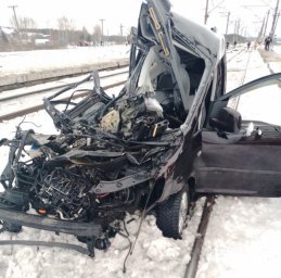 Во Львовской области столкнулись автомобиль и поезд