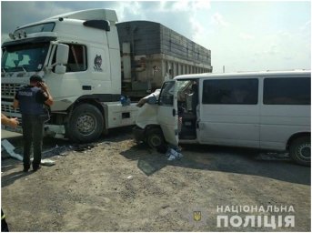 Из-за столкновения грузовика и микроавтобуса семь человек оказались в больнице