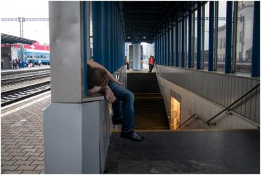 В Киеве на железнодорожном вокзале обнаружено тело мужчины без признаков жизни. Появилось видео