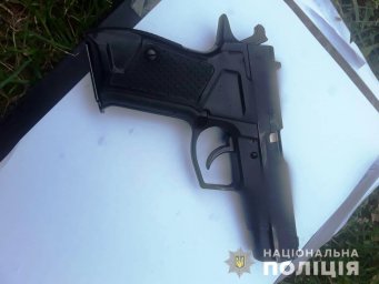 В Киевской области мужчина стрелял в хозяев лающей собаки