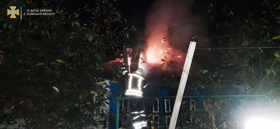 В Конотопе при пожаре погиб пожилой мужчина. Появилось видео