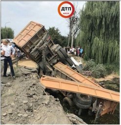 В Староконстантинове зерновоз упал в реку