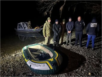 Громадянин Молдови мав переправити на гумовому човні у свою країну 2 громадян. З’явилося відео