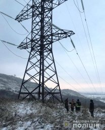 На Закарпатье мужчина пытался сброситься с электроопоры высоковольтной линии