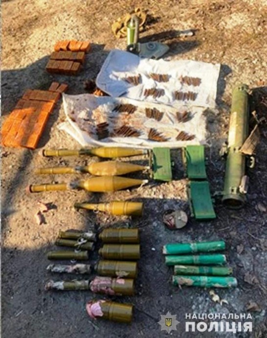 В Запорожье у мужчины изъяли арсенал боеприпасов и наркотики