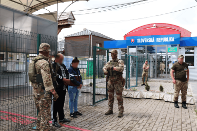 На Закарпатті чоловік намагався купити дитину, щоб продати її у ЄС. З’явилось відео