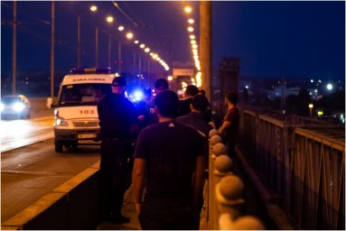 В Днепре три часа мужчину отговаривали от прыжка с Амурского моста. Появилось видео