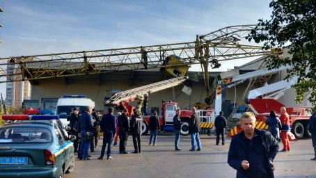 Во Львове на стройке кран упал на супермаркет. Появилось видео