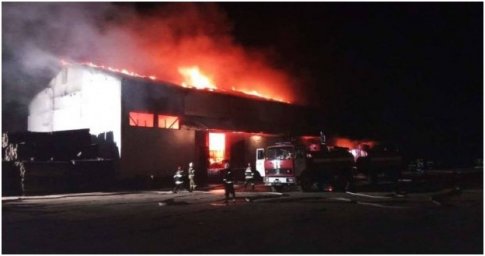 Масштабный пожар на территории склада «Новой почты» в Полтаве. Появилось видео Масштабный пожар на территории склада «Новой почты» в Полтаве. Появилось видео