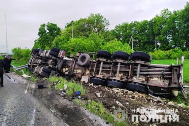 В Винницкой области перевернулась фура