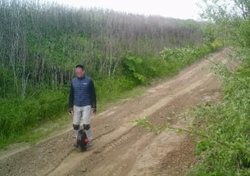 Прикордонники затримали чоловіка, який на моноколесі намагався перетнути кордон. З'явилося відео