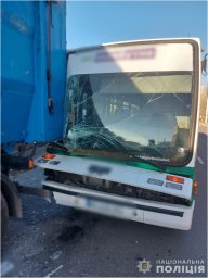 В місті Чорноморськ зіткнулися рейсовий автобус та вантажівка. Є травмовані