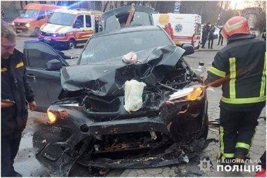 У Хмельницькому нетверезий водій в’їхав в зупинку транспорту. Загинуло троє людей