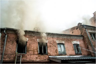 В центре Киева горело здание. Появилось видео