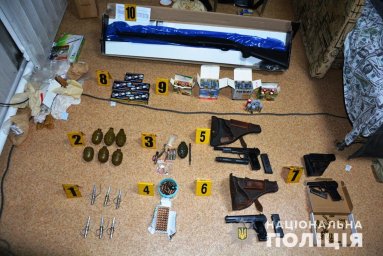 В Харькове у мужчины изъят арсенал оружия и боеприпасов. Появилось видео