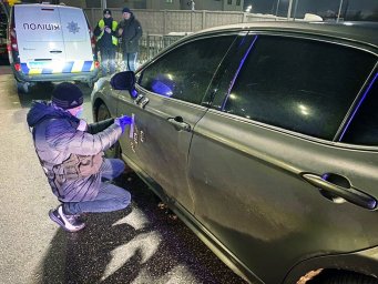 В Киеве обстреляли автомобиль. Появилось видео
