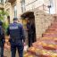 В Ивано-Франковске мужчина с оружием бросался на людей. Появилось видео