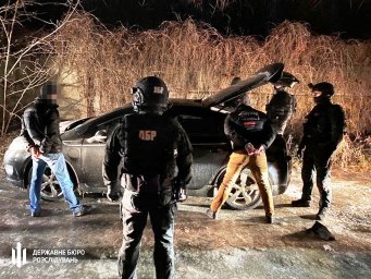 В Киеве полицейские держали мужчину в гараже и вымогали деньги. Появилось видео