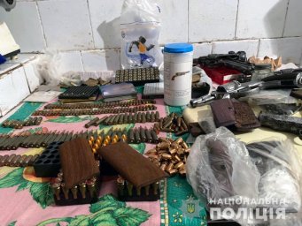 В Славянске у мужчины изъяли арсенал оружия