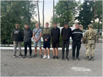 Прикордонники затримали групу чоловіків, які збиралися до Румунії. З’явилося відео