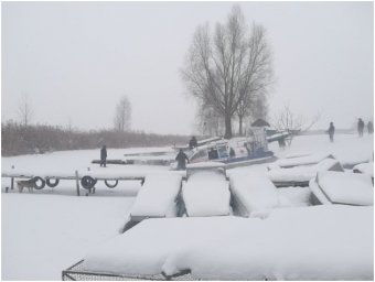 Под Киевом двое мужчин утонули во время катания на снегоходах