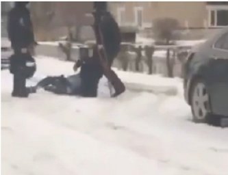 В Алтайском крае полицейский жестоко избил инвалида. Появилось видео