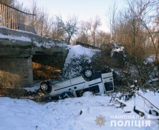 В Житомирской области автомобиль сорвался с моста