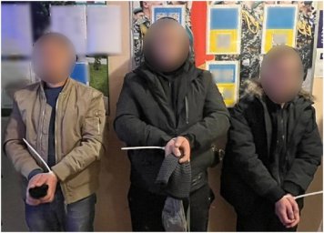 На кордоні з Румунією прикордонники затримали групу порушників. З’явилося відео