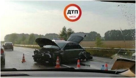 На трассе Е95 автомобиль влетел в отбойник
