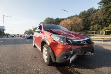 В ДТП в Киеве пострадали два человека. Появилось видео