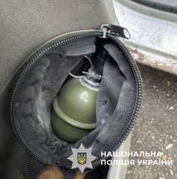 У Києві затримано іноземців, які погрожуючи гранатою, змусили чоловіка перерахувати на їх картку гро