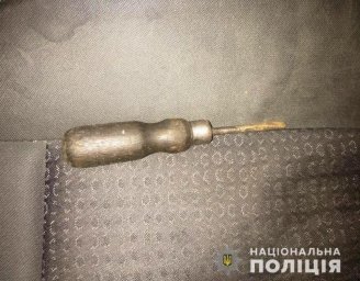 В Чернигове водитель такси ударил пассажира отверткой