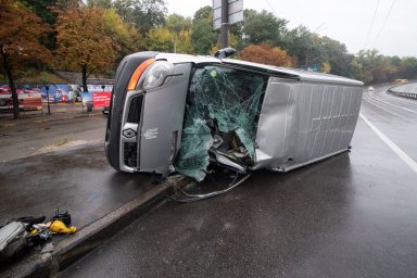 В Киеве перевернулся микроавтобус. Появилось видео