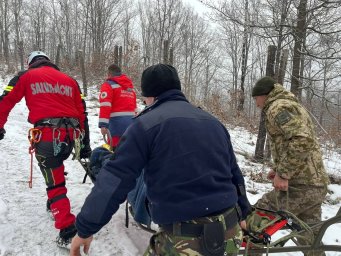 Прикордонники України та Румунії разом з медиками дістали з прірви непритомну людину. З'явилося віде