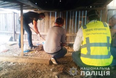 В Черниговской области женщина убила мужа и спрятала труп. Появилось видео В Черниговской области женщина убила мужа и спрятала труп. Появилось видео
