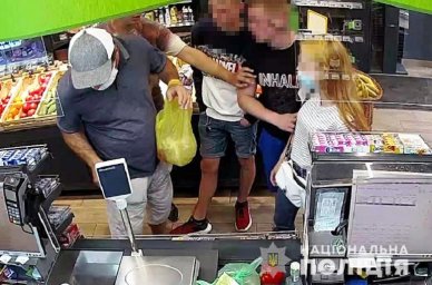 В Киеве мужчина ранил посетителя магазина