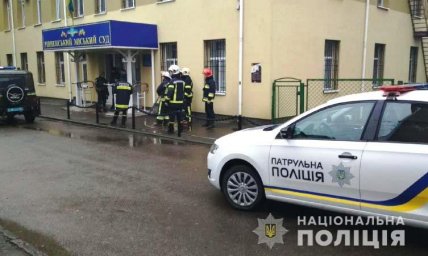 В Ровно полицейские проверили информацию о минировании здания суда