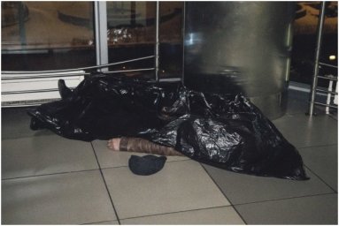 В Киеве на Южном вокзале найдено тело мужчины, опоздавшего на  поезд. Появилось видео