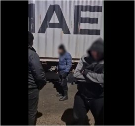 Прикордонники виявили чоловіка, який намагався проїхати до Молдови під причепом. З’явилося відео