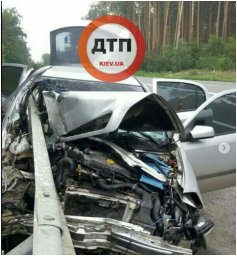 Под Киевом водитель нанизал автомобиль на отбойник