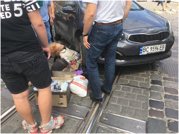 Появилось видео ДТП во Львове. Женщину вытаскивают из-под колес авто