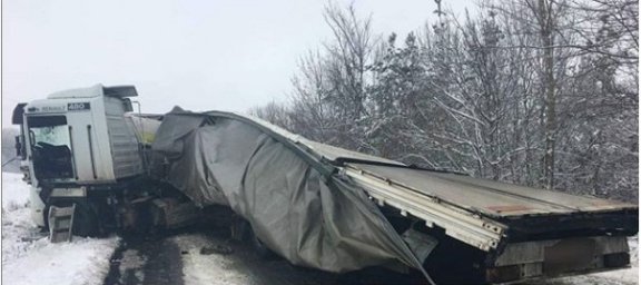 Под Харьковом произошло столкновение двух фур. Погиб один из водителей