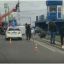 Под Киевом автомобиль врезался в пост дорожной полиции. Появилось видео