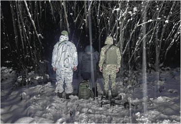 Прикордонники у снігових заметах затримали чоловіка який крокував в бік Румунії. З’явилося відео