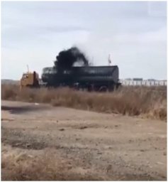 В Якутии из движущейся автоцистерны ударил фонтан нефти. Появилось видео